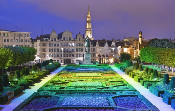 Аллея перед памятником в Бельгии