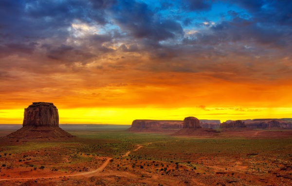 Яркий закат в Долине монументов