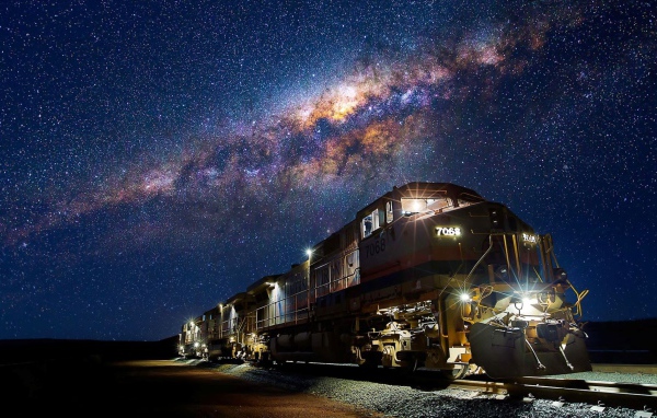 Ночной поезд под звездами