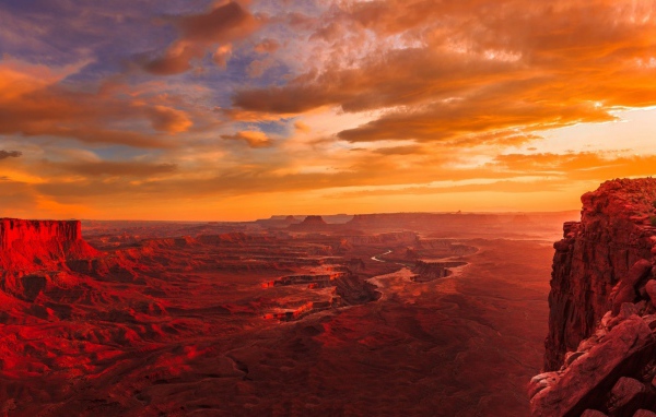 Красный закат в Национальном парке Страна каньонов, США