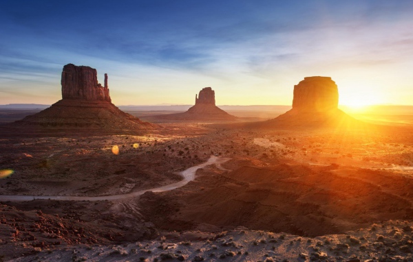 Восход солнца в Долине монументов