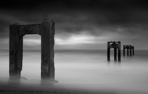Остатки пирса в тумане, Калифорния