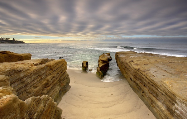 Скалистое побережье в Сан-Диего, США