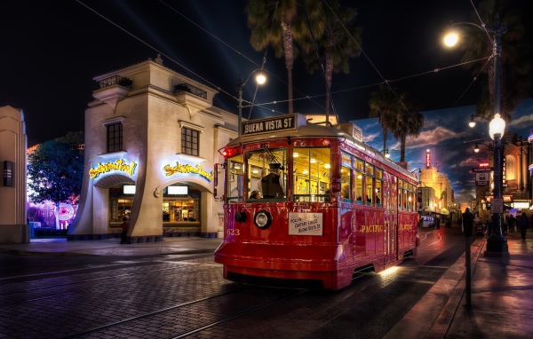 Трамвай на Buena Vista Street в Калифорнии
