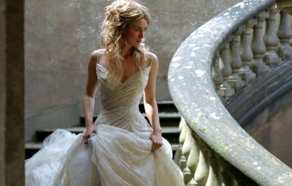 Девушка в белом платье спускается по лестнице, Кира Найтли