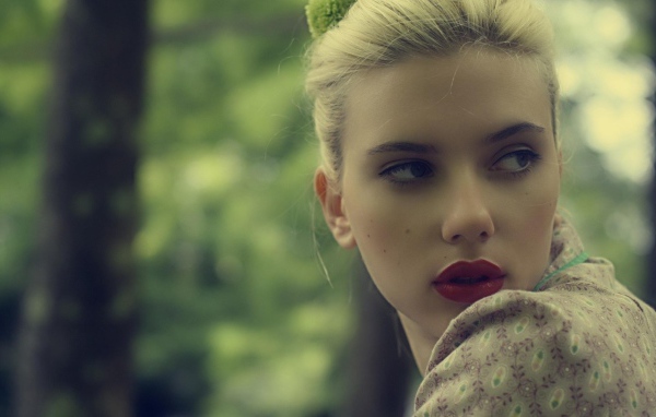 Актриса Скарлетт Йоханссон в гриме