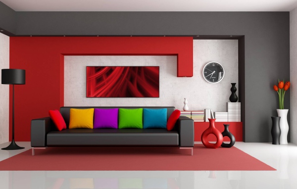 Яркие подушки на кожаном диване в гостиной