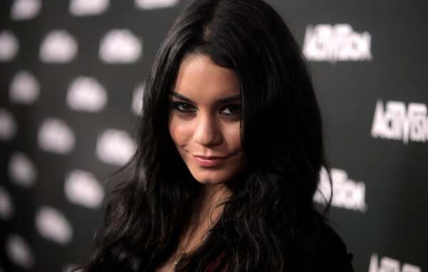 Брюнетка Ванесса Хадженс