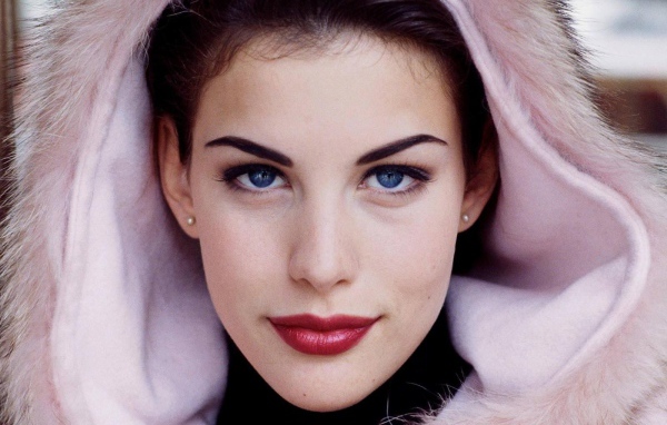 Меховая накидка на голове Лив Тайлер