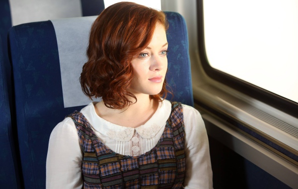 Девушка Джейн Леви смотрит в окно поезда