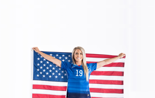 Девушка спортсмен Джули Джонстон с флагом США