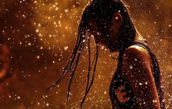 Девушка спортсменка среди капель дождя