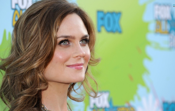 Девушка брюнетка Эмили Дешанель