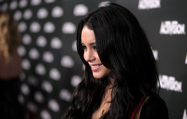 Девушка брюнетка Ванесса Хадженс