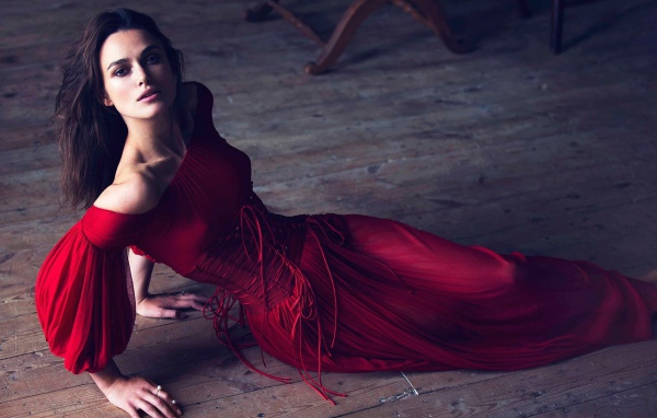 Кира Найтли в красном платье на полу