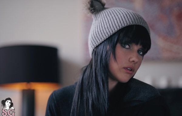 Мелисса Кларк в вязанной шапке