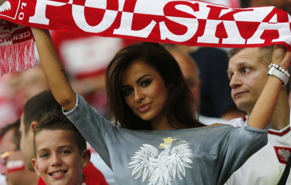 Девушка болеет за польскую команду
