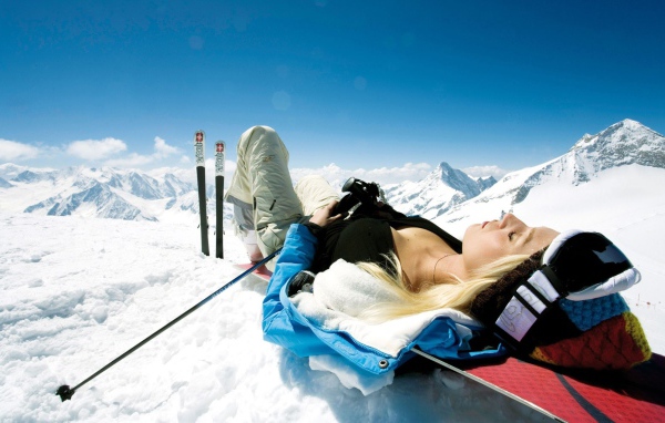 Лыжница прилегла отдохнуть на снег