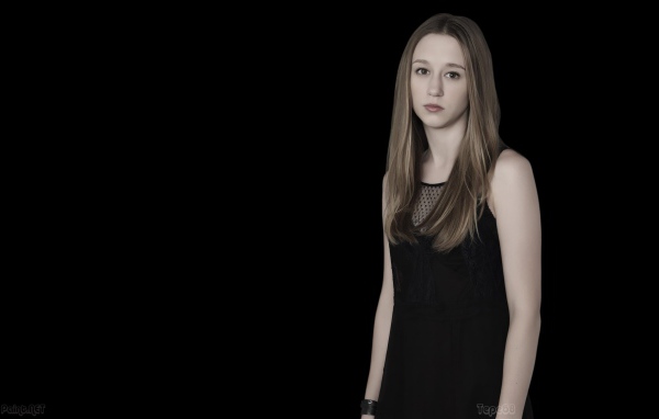 Таисса Фармига на черном фоне