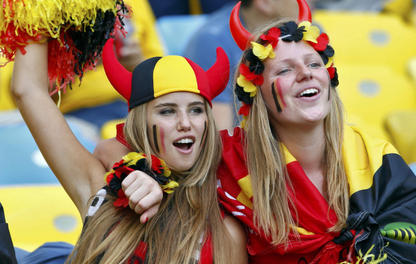 Девушки болеют за Бельгию на чемпионате