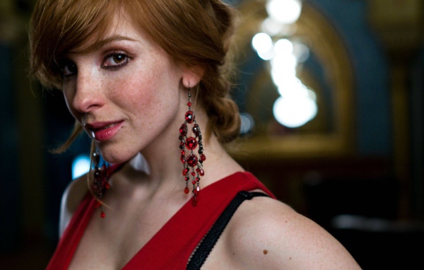 Вика Керекеш в красном платье