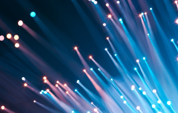 Светящиеся абстрактные разноцветные лучи 