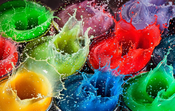 Разноцветные брызги воды в стаканах