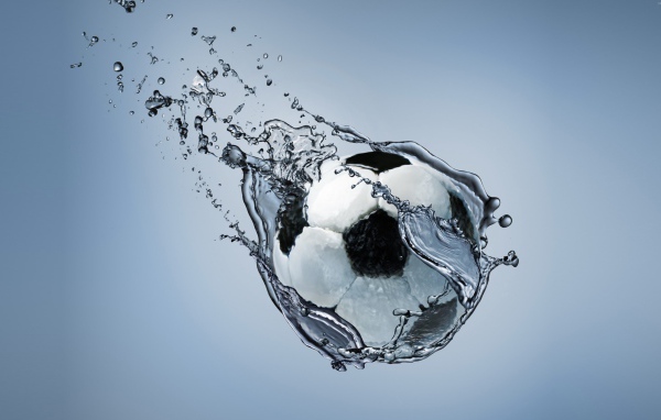 Футбольный мяч в воде на сером фоне 3д графика