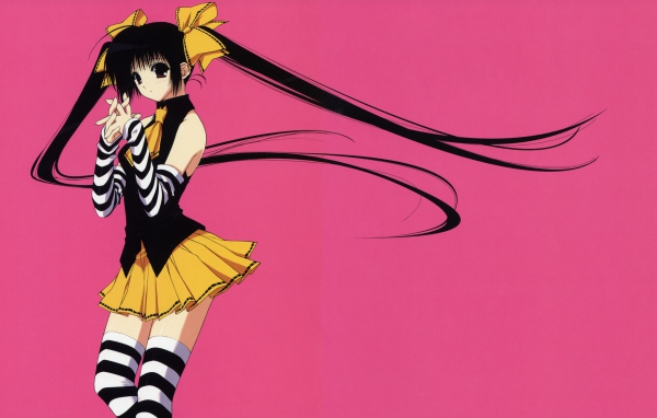 Девушка аниме с длинными черными волосами на розовом фоне