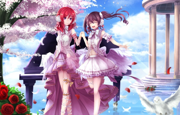 Девушки в розовых платьях Maki Nishikino и Yazawa Nico аниме Love Live! 