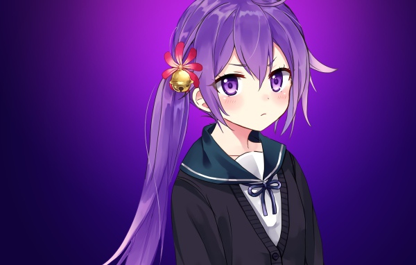 Девушка аниме с фиолетовыми волосами 