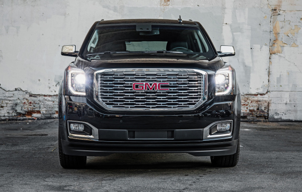 Черный автомобиль GMC Yukon Denali Ultimate, 2018 вид спереди