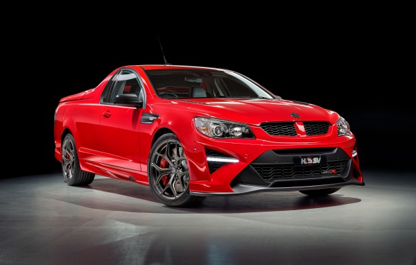 Красный автомобиль Holden GTSR Maloo, 2017 