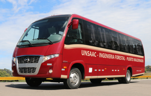 Красный автобус Volare W9 Executivo на дороге