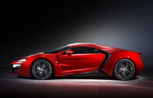 Красный спортивный автомобиль Lykan Hypersport 