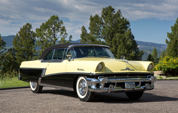 Ретро автомобиль Mercury Montclair Convertible 1956 года