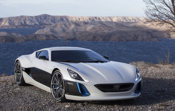 Спорткар  Rimac Concept One на фоне гор 