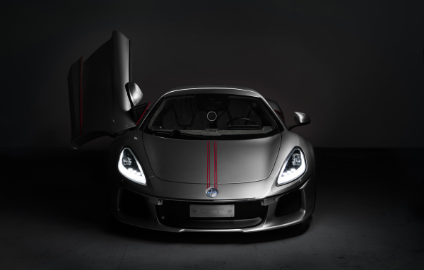 Серебристый автомобиль ATS GT, 2018 с открытой дверью