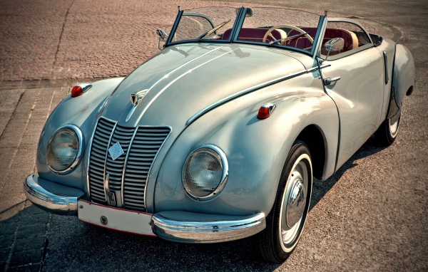 Серебристый ретро автомобиль IFA F9