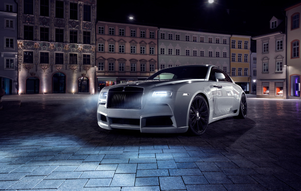 Стильный белый автомобиль Rolls-Royce Wraith вечером