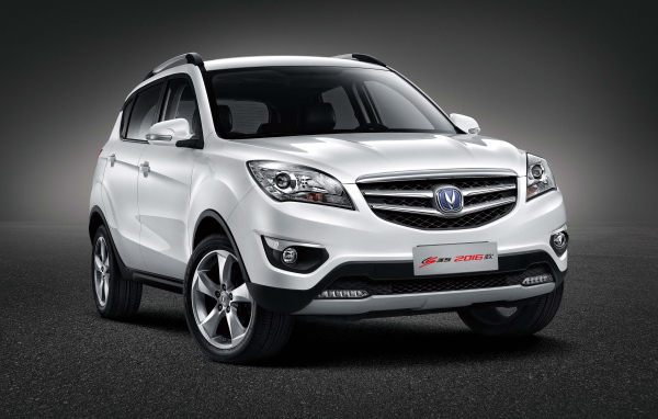Белый китайский автомобиль Changan CS35