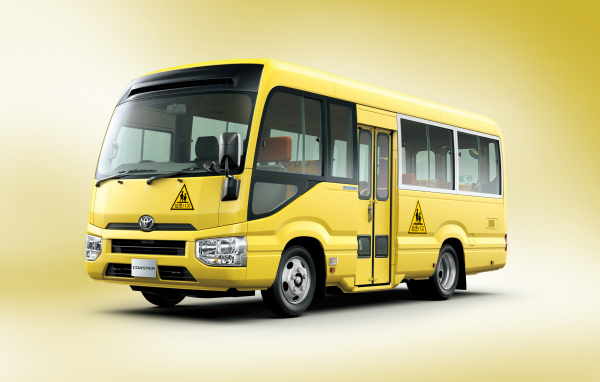 Желтый школьный автобус Toyota Coaster, 2017
