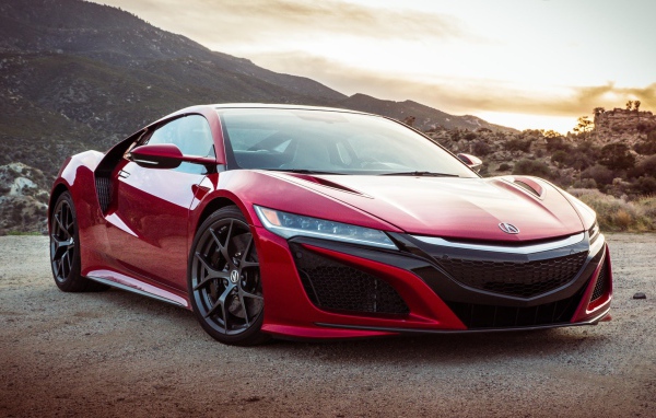 Красный автомобиль Acura NSX, 2017 на фоне гор 
