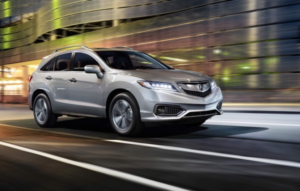 Серебристый внедорожник Acura RDX, 2018 на скорости