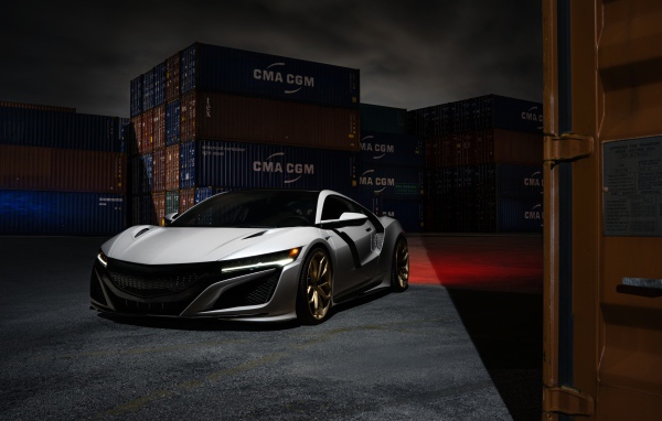 Белый спортивный автомобиль Acura NSX  в порту