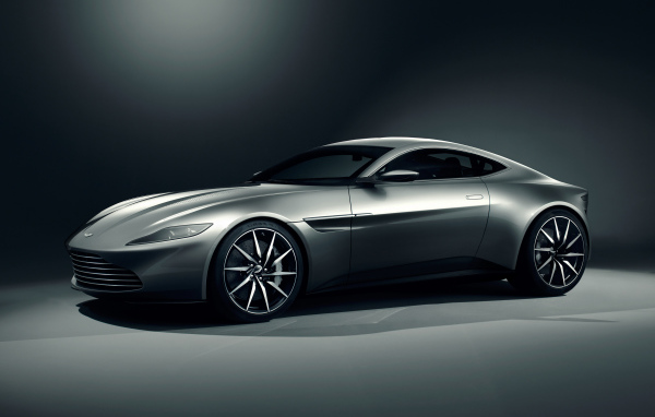 Серебристый автомобиль Aston Martin DB10 