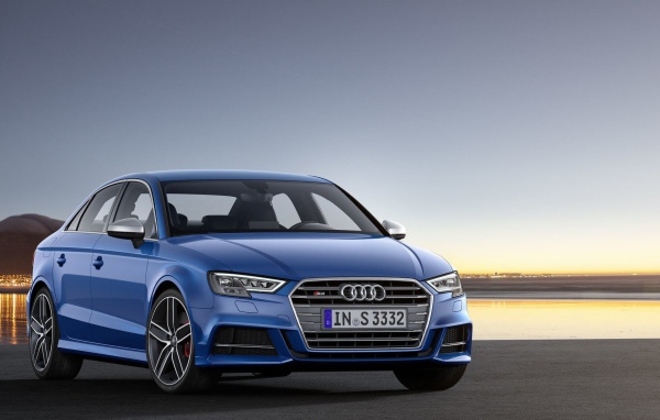 Синий Audi A3 модель 2017 года