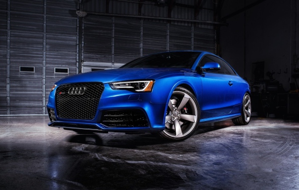 Синий спортивный автомобиль Audi RS5 