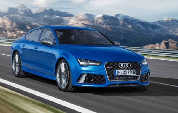 Автомобиль Audi RS7 синего цвета на трассе 