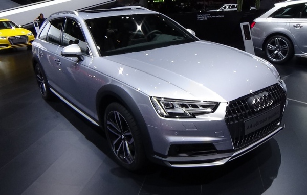 Серебристый Audi A4 2017